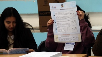 Imagen de las elecciones por la consulta popular en Ecuador. (API)