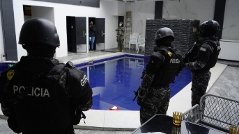 Siete policías fueron capturados en un megaoperativo por supuestamente robar USD 100 000, droga y más en Ecuador. (Archivo API)