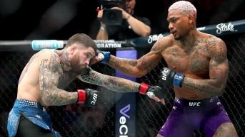 Michael Morales celebra la victoria contra Sean Brady por el peso wélter de la UFC (AFP)