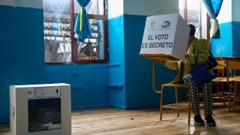 Una persona vota para el referéndum este domingo, en Quito (Ecuador). (EFE)