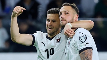 Marko Arnautovic celebra un gol con su compañero Christoph Baumgartner en la victoria de Austria frente a Chipre. (EFE)