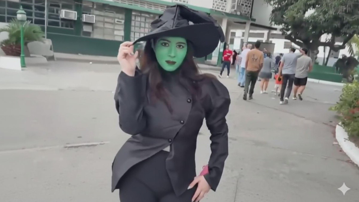 Chica asistió a las votaciones disfrazada de Elphaba. (Imagen de reclamo)