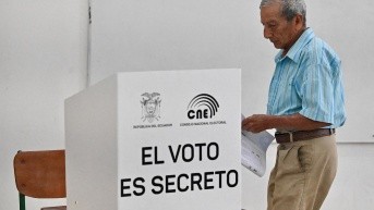 Ecuatoriano acude a  votar en San Miguel del Común, en el norte de Quito, el 16 de noviembre de 2025. (MARCOS PIN / AFP)