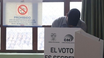 Imagen de personas ejerciendo su derecho al voto. (API)