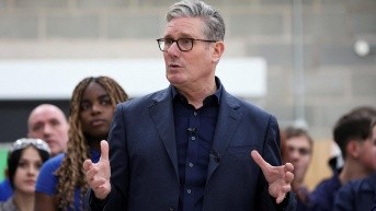 El primer ministro británico, Keir Starmer, durante su visita para anunciar a Wylfa, en Anglesey. (AFP)