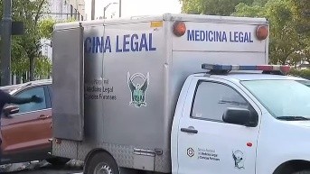 Foto de un carro de Medicina Legal tras ocurrir un asesinato en Machala. (Archivo)