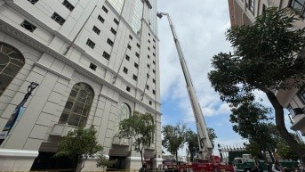 Dos personas fueron rescatadas de un andamio en el centro de Guayaquil. (Cuerpo de Bomberos de Guayaquil)