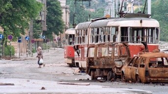Foto tomada el 25 de junio de 1992 en Saravajo, lugar que estaba en constante asedio por francotiradores que pagaban para matar ´por diversión. (AFP)