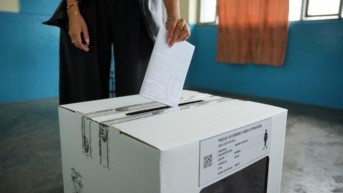 Una ciudadana deposita la papeleta en la consulta popular 2025. (Flickr CNE)