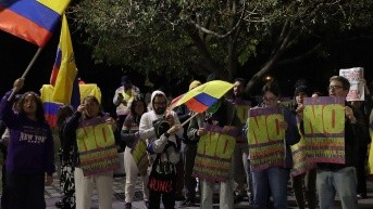 Festejos de simpatizantes por el No, en el sector de la Avenida de los Shyris y Naciones Unidas. (Foto: API)