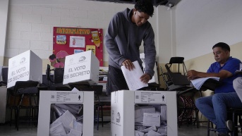 Un ciudadano votando en las urnas. (API)