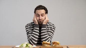 Persona con trastorno alimentario tratando de comer sano. (Freepik)