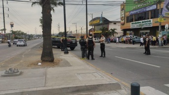 Foto de la escena del crimen en la avenida Francisco de Orellana, norte de Guayaquil, este lunes 17 de noviembre del 2025. (Cortesía)