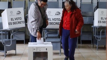 Votantes en el Colegio Mejía, en Quito. (Rolando Enríquez / API)