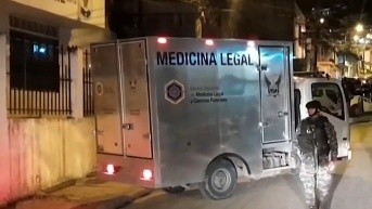 Imagen del carro de Medicina Legal en Esmeraldas por un asesinato. Foto de 2022. (Televistazo)