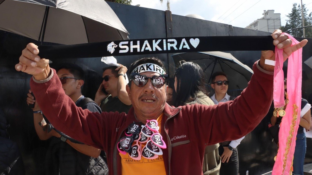 Un hombre vende artículos con el nombre de Shakira. (API)