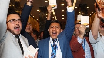 Bancada del correísmo festeja el triunfo del NO en la consulta popular 2025. (API)