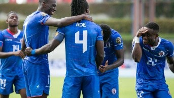 Ricardo Adé celebra un gol con la selección de Haití (AFP)