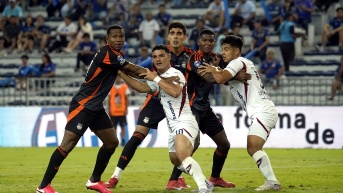 Liga de Quito venció a Emelec 1-2 en el estadio Capwell en Guayaquil por la semifinal de ida de la Copa Ecuador. (API)