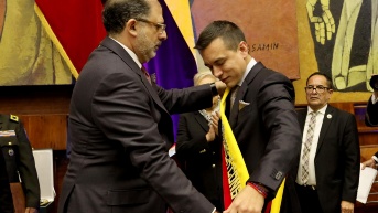 23 de noviembre de 2023. Daniel Noboa se pone la banda presidencial en la Asamblea. (Flickr de la Presidencia de la República)