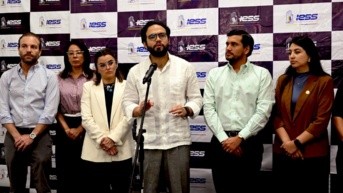 Imagen de Édgar José Lama como presidente del Consejo Directivo del IESS en una rueda de prensa con el Ministerio de Salud y la Vicepresidencia de la República. (IESS)