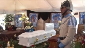 Velorio de las víctimas del accidente en la parroquia Simiatug, en Guaranda. (Foto: Televistazo)