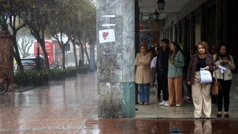 Cuenca, 15 de agosto de 2025. Ciudadanos escampan de las intensas lluvias. (API)