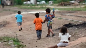 La pobreza y la privación grave continúan afectando a un gran número de niños en la región (Internet)