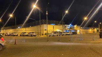 Imagen de los exteriores de la Cárcel de Machala, la noche de este miércoles 19 de noviembre. (Tomado de Conexión Informativa EC)