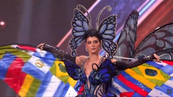 Traje típico de Miss Universe Latina, centrado en la mariposa Morpho y las banderas de las comunidades latinas en EE. UU. (Captura de Pantalla)