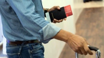 Imagen referencial para graficar a un pasajero en un aeropuerto. (Pixabay)