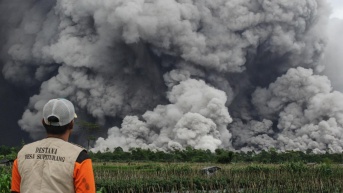 El volcán Semeru entra en erupción y obliga a evacuar a casi 1 000 personas en Indonesia. (RRSS)
