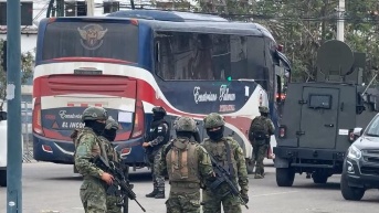 Imagen de los buses en donde fueron subidos los reos de la cárcel de Machala, El Oro. (Tomado de Enfoquec)