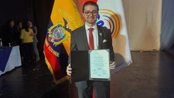 Luigi García cuando recibió las credenciales de asambleísta por Pichincha para el periodo 2025-2029. (Instagram de Luigi García)