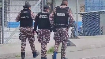 Imagen de guías penitenciarios caminando por el recinto de una cárcel. (Televistazo)