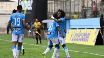 Jugadores del Manta FC celebrando el triunfo. (API)