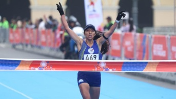 Silvia Ortiz cruzando la meta. (Comité Olímpico)