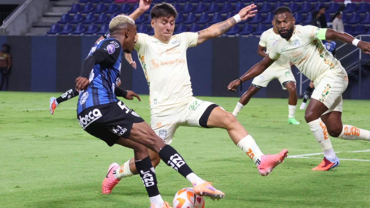 Jugadores de ambos clubes disputando el balón. (API)