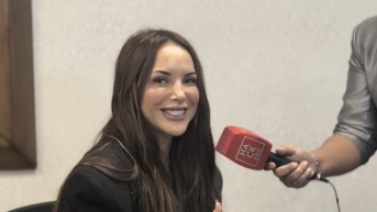 Érika Vélez firmando contrato en los estudios de Ecuavisa. (Alfredo Viteri/Ecuavisa)