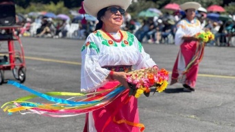 Imagen referencial de un desfile por las Fiestas de Quito. (Cortesía de Quito Informa)