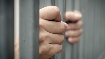 Imagen referencial de una persona detenida. (Internet)