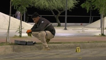 Imagen de un policía recabando un indicio balístico. (Televistazo)