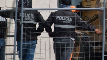 Imagen de policías en los exteriores de la Cárcel de Machala, el 10 de noviembre de 2025. (Jhonny Crespo/AFP)