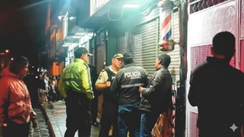 Exteriores de la peluquería donde ocurrió el ataque armado, en el sur de Quito. (Televistazo)