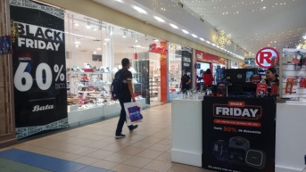 Carteles con ofertas por el Black Friday. (Foto: Internet)