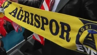 Imagen referencial de un hincha con la bufanda de Agrispor, equipo de la cuarta división de Turquía (Foto: Internet)