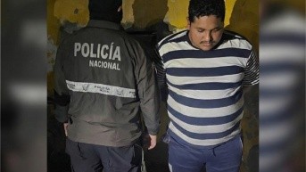 Foto tomada de la cuenta del Ministerio del Interior cuando se anunció la captura de alias Gordo Tacuri. Imagen mejorada con inteligencia artificial, al remover el texto puesto. (Ministerio del Interior)