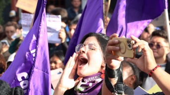 Fotografía de archivo de mujeres en una protesta social. (API)