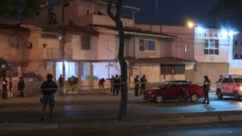 Imagen del asesinato de un conductor en Pradera 1, sur de Guayaquil. (Televistazo)