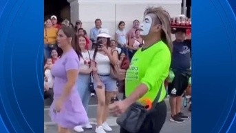 Snoop Dogg viraliza video de un mimo en la avenida 9 de Octubre. (Captura de pantalla)